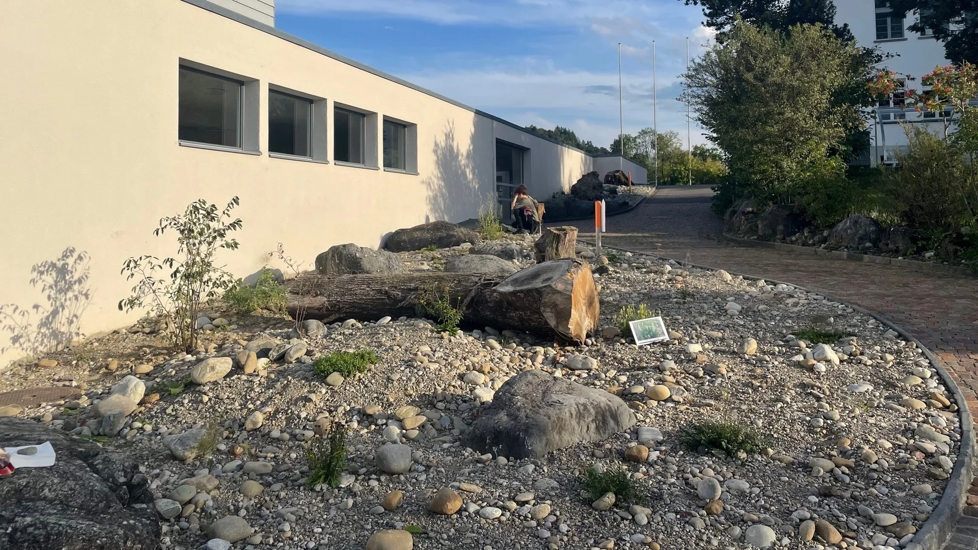 Schul- und Gemeindehaus in Moosleerau im August 2022