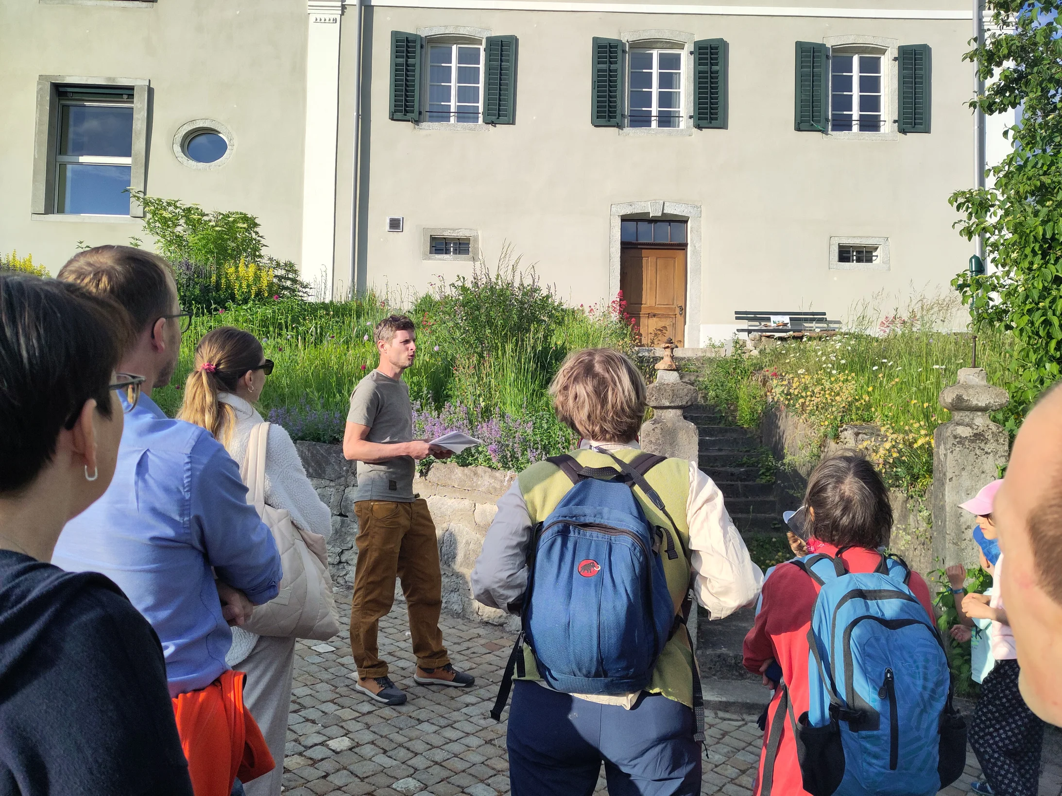 Schöner Garten mit Blütenvielfalt