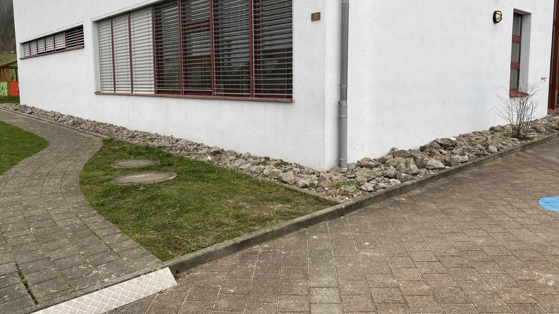 Schulhaus in Kallern im Februar 2024