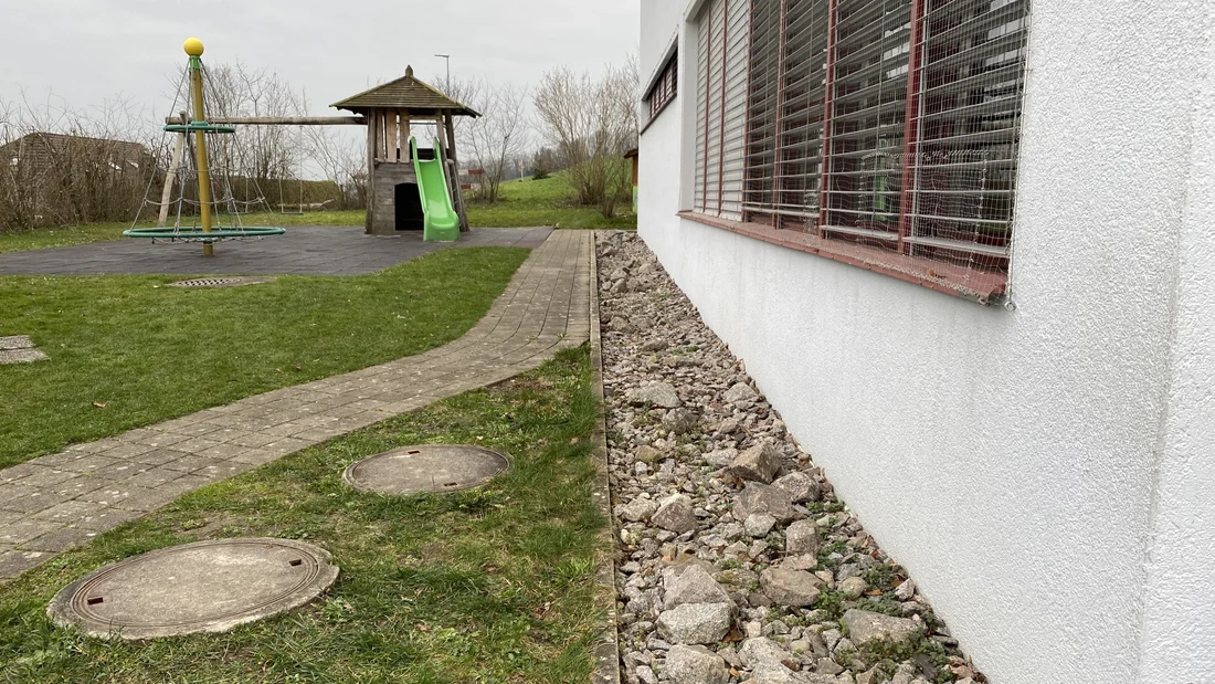 Schulhaus in Kallern im Februar 2024