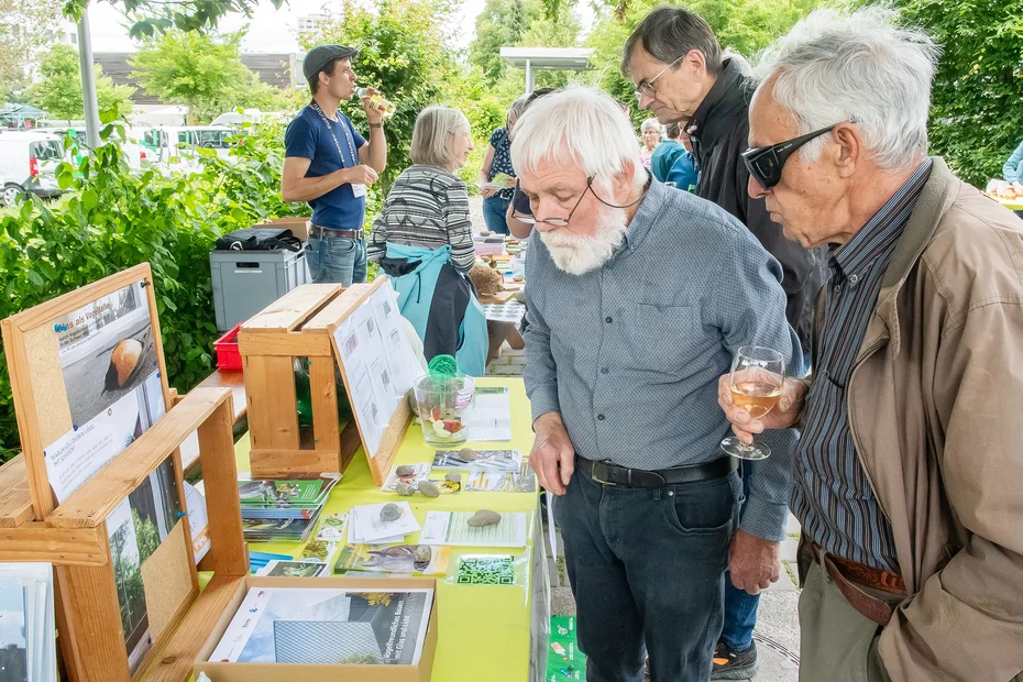 Besucher am Stand des Natur- und Vogelschutzvereins