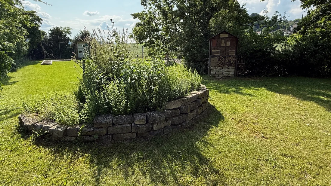 Wildbienenhotel bei der Kräuterspirale