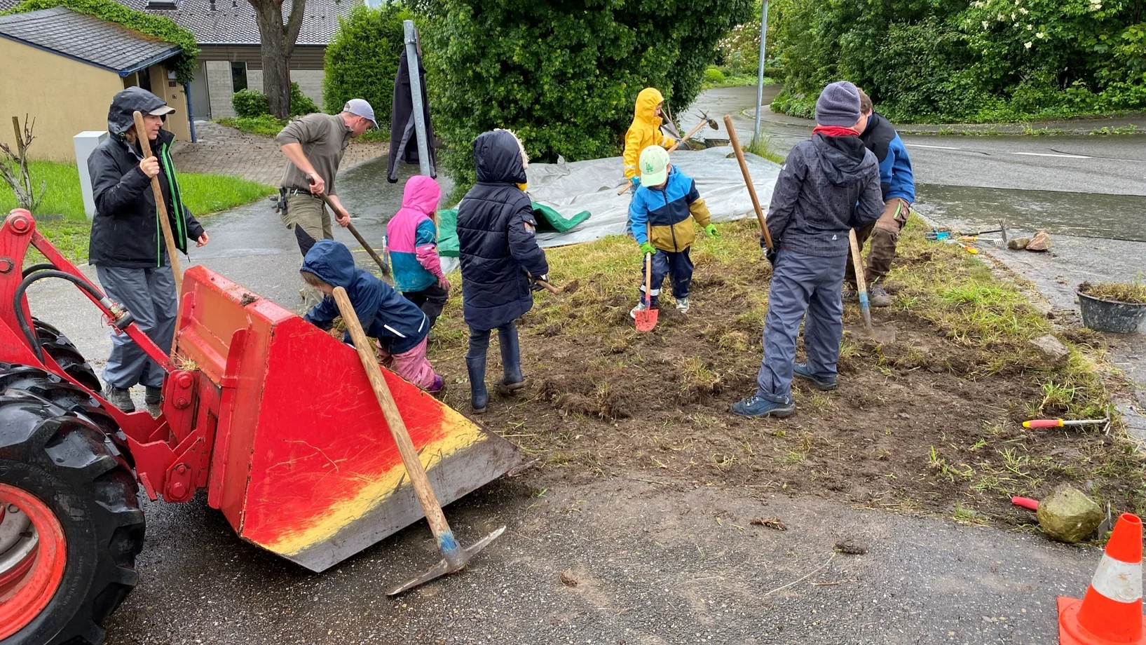 Abhumusieren der Fettwiese an der Haldenäckerstrasse in Kallern im Mai 2024