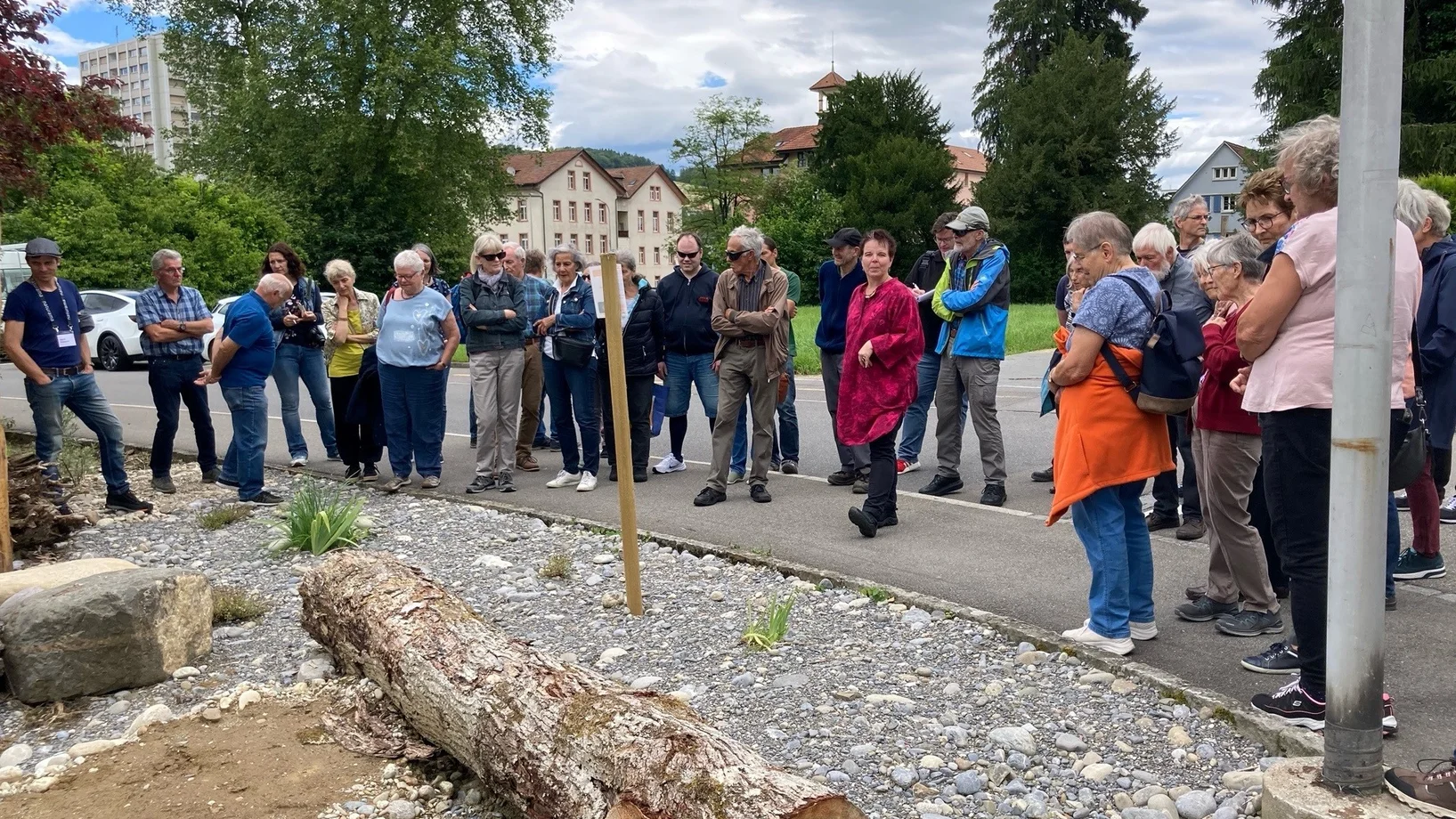 Rund 40 Besuchende begutachten die neu gestaltete Fläche an der Alten Strasse