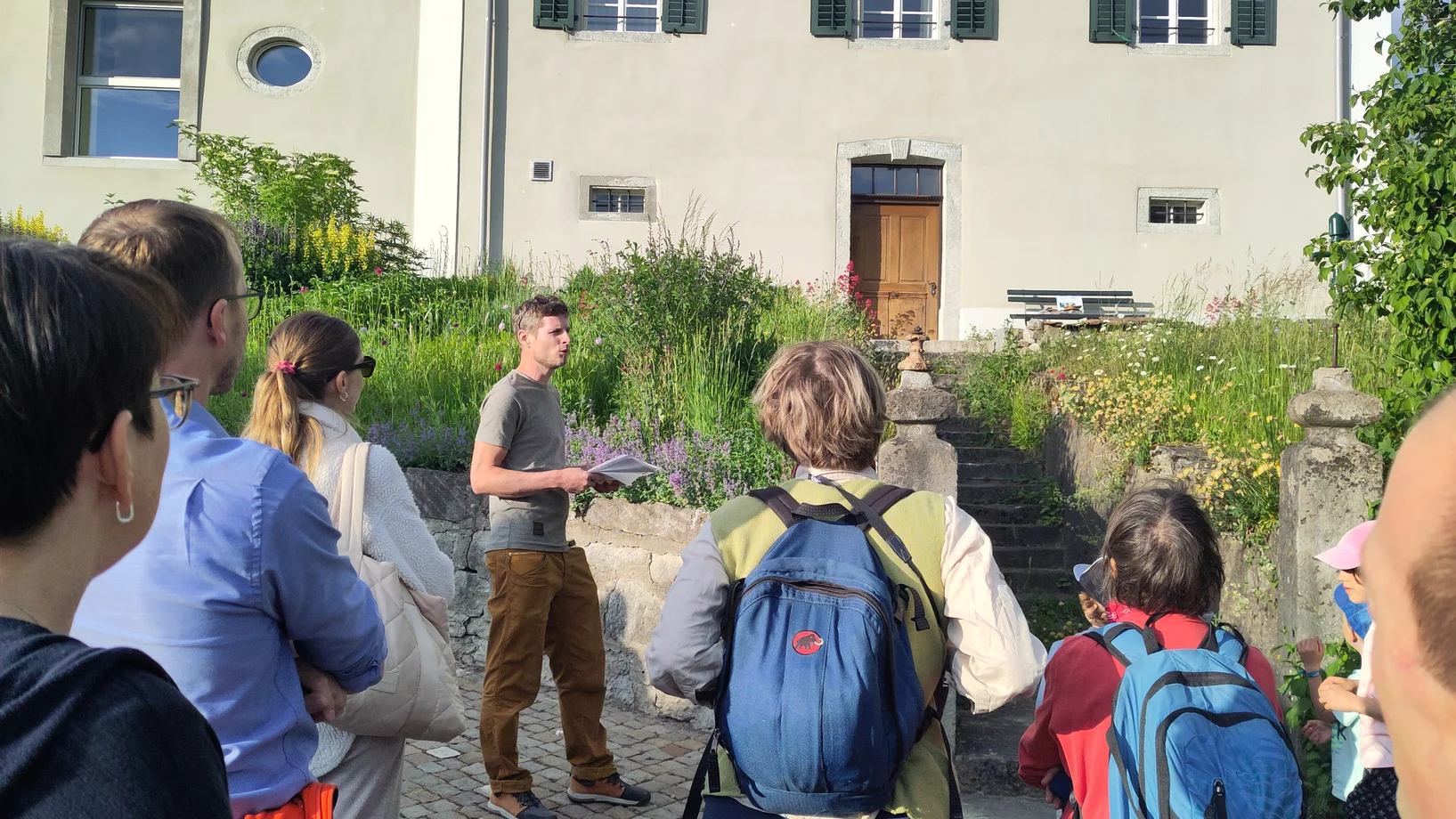 Schöner Garten mit Blütenvielfalt